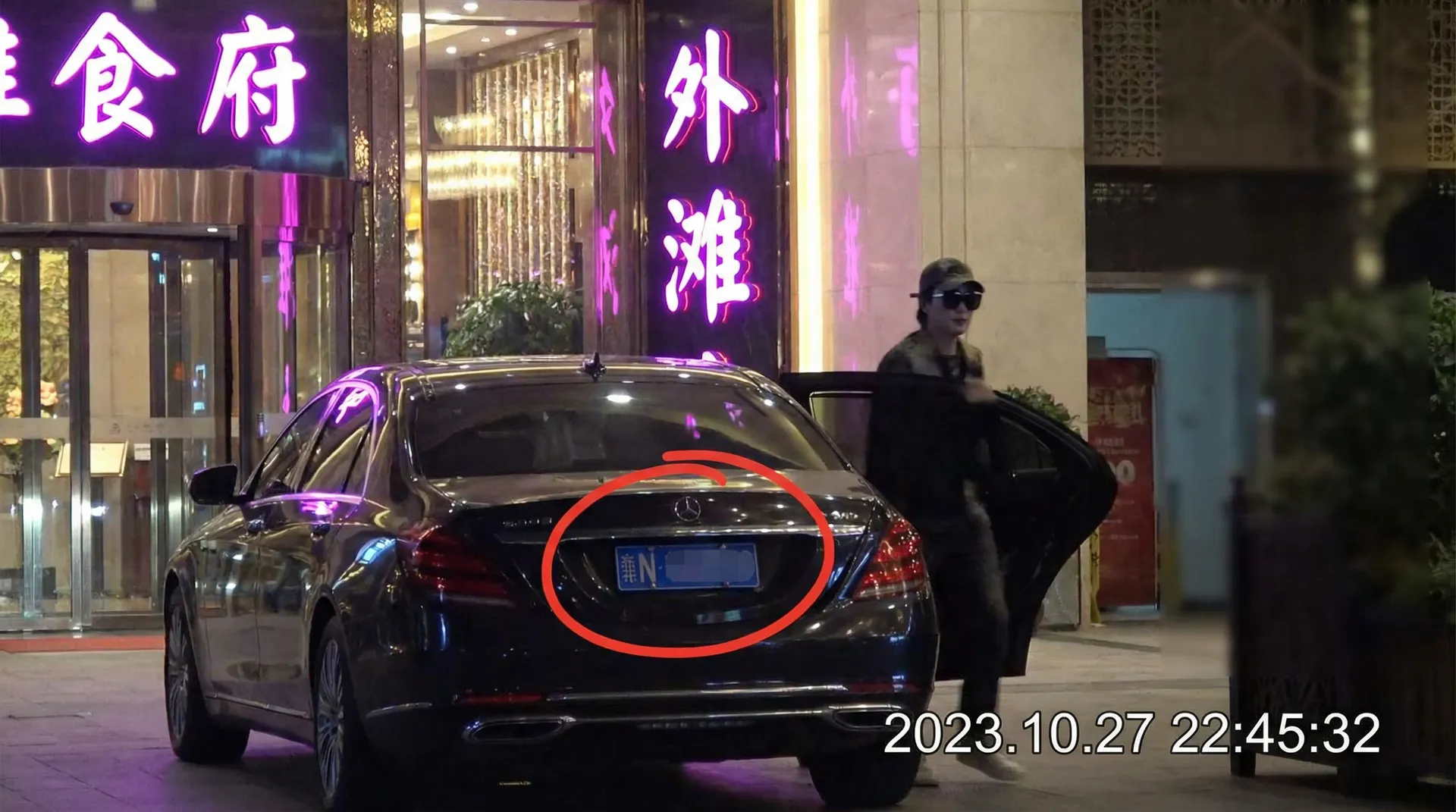 俄罗斯专享会官网 - 豪车餐厅外被拍